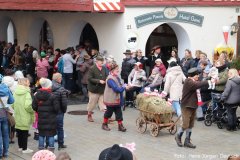 Die Narren aus Motzgatried nehmen mit den frühen Stadtpfarrer Steck ebenfalls wieder am Umzug teil