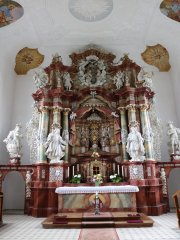 Hochaltar der Frauenbergkirche, im Barockstil, mit  rot-marmoriertem Sockel und Kapitellen, weißen Heiligenfiguren und grün-marmorierten Säulen