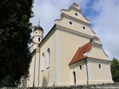 Rückenansicht der Frauenbergkirche, im Vordergrund der barocke Giebel des Kirchenschiffes, im Hintergrund der Kirchturm